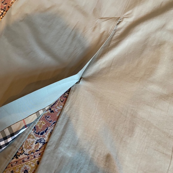 Classic Burberrys London Trench Coat - Picture 14 of 16